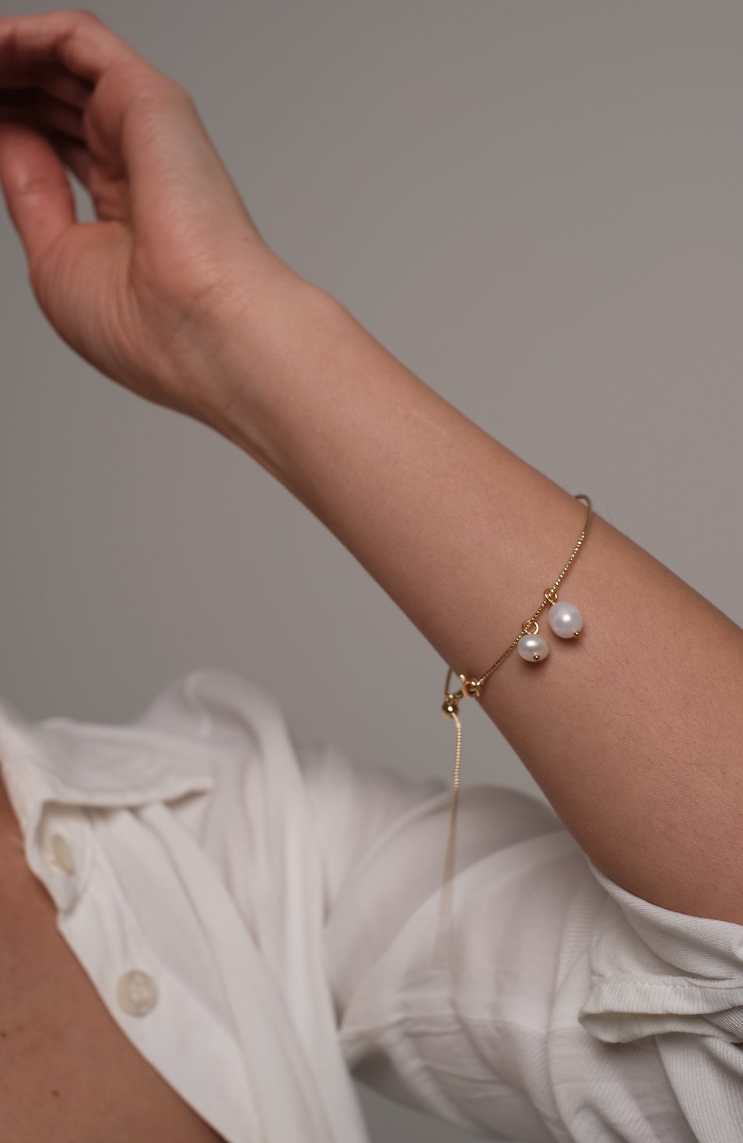 Apzeltīta rokassprādze ar dabīgiem pērlēm "Roundy"