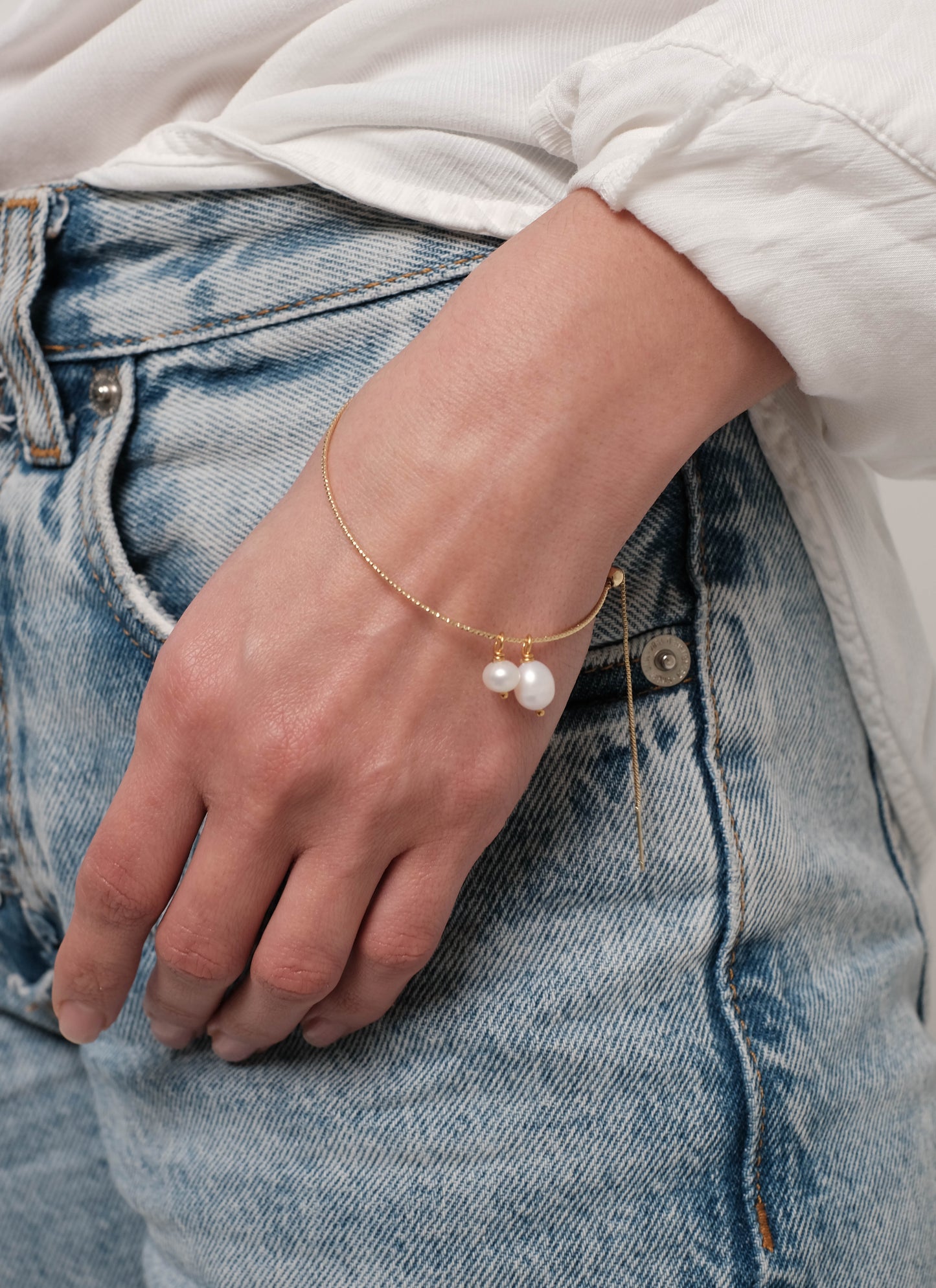 Apzeltīta rokassprādze ar dabīgiem pērlēm "Roundy"