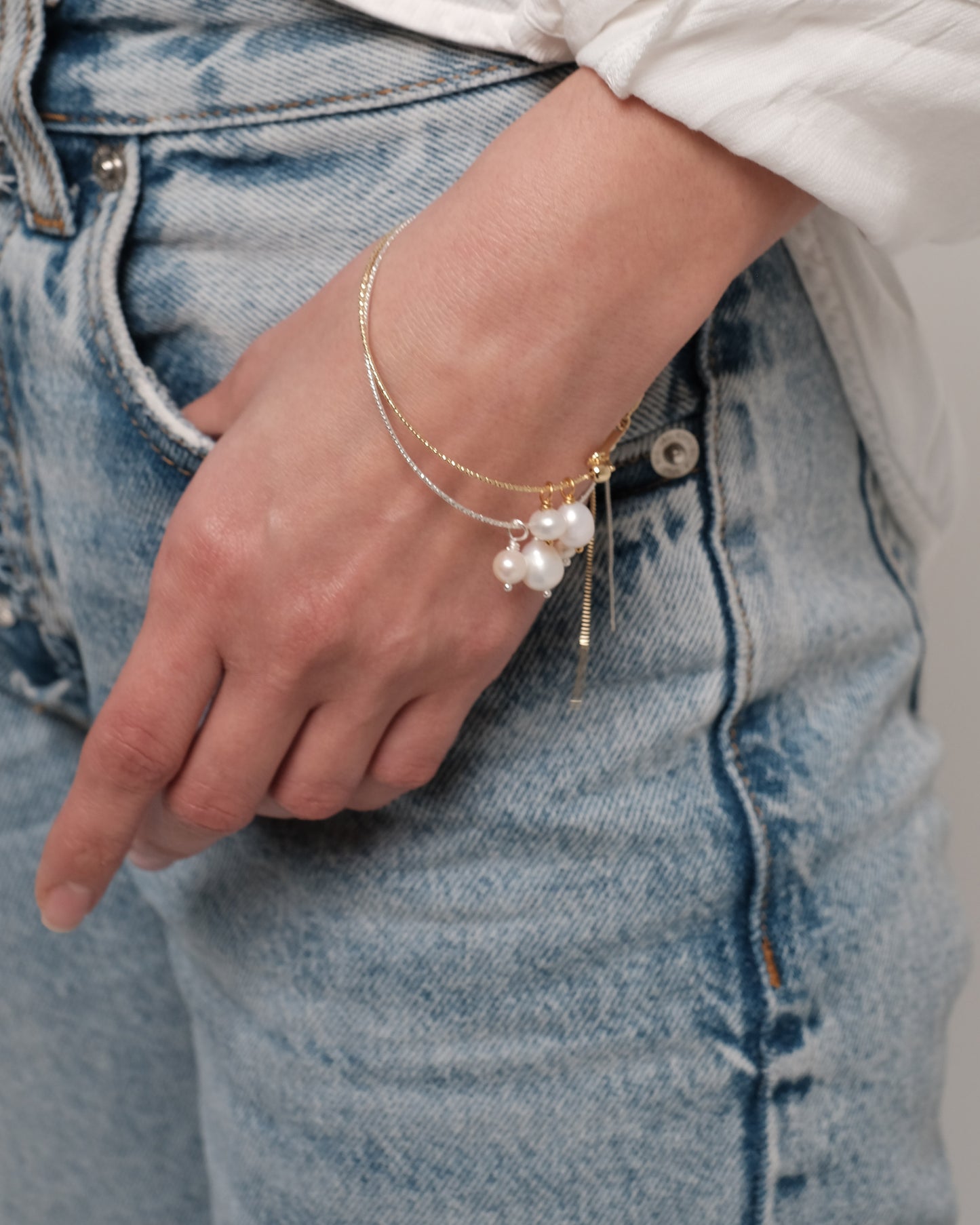 Apzeltīta rokassprādze ar dabīgiem pērlēm "Roundy"