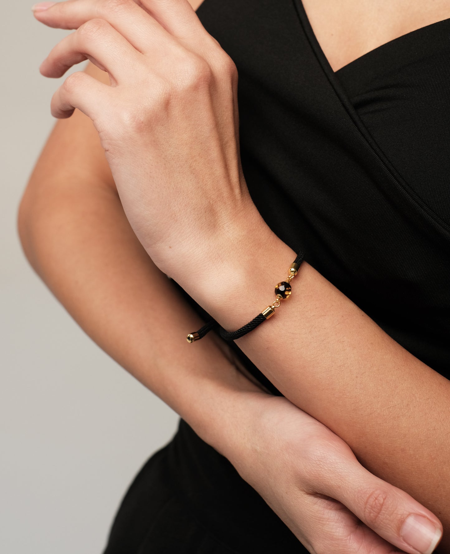 Juoda apyrankė su gintaru