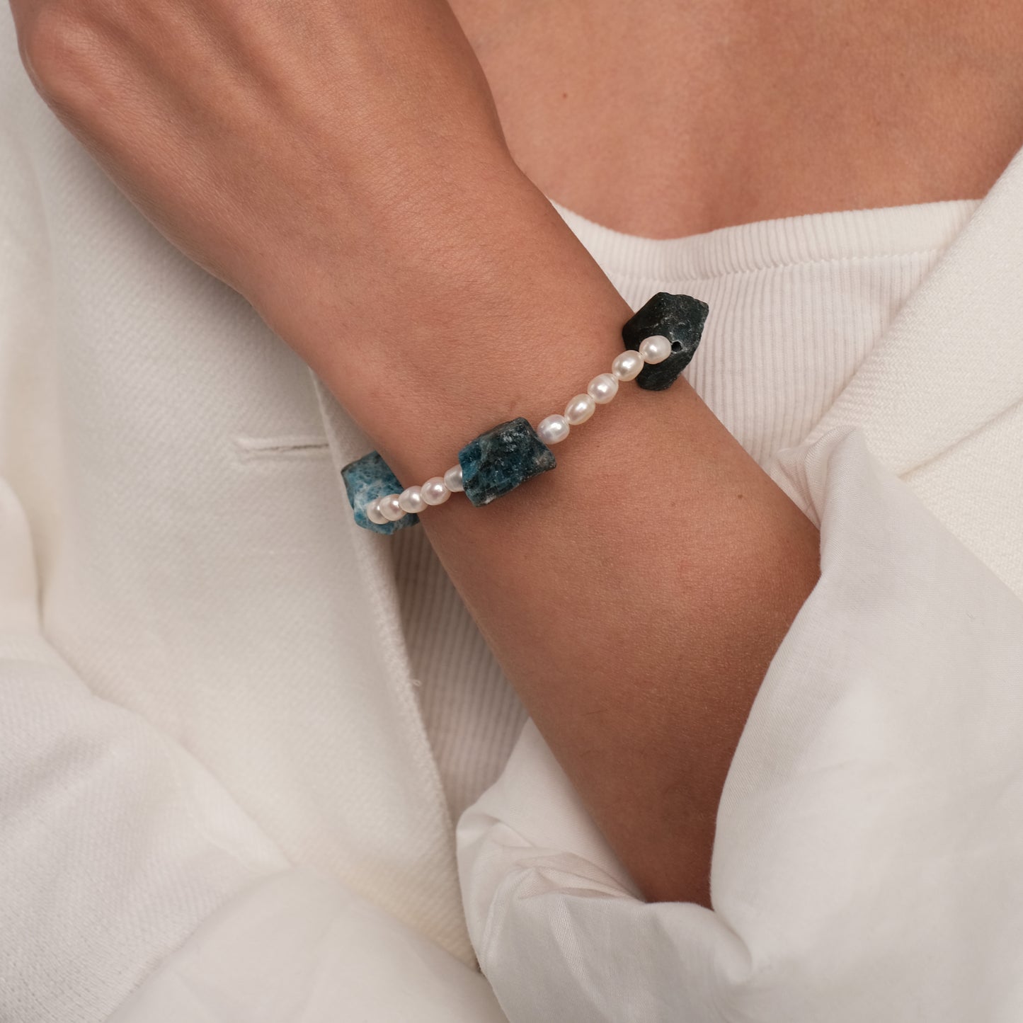 Natural pearl and apatite bracelet "Roy"