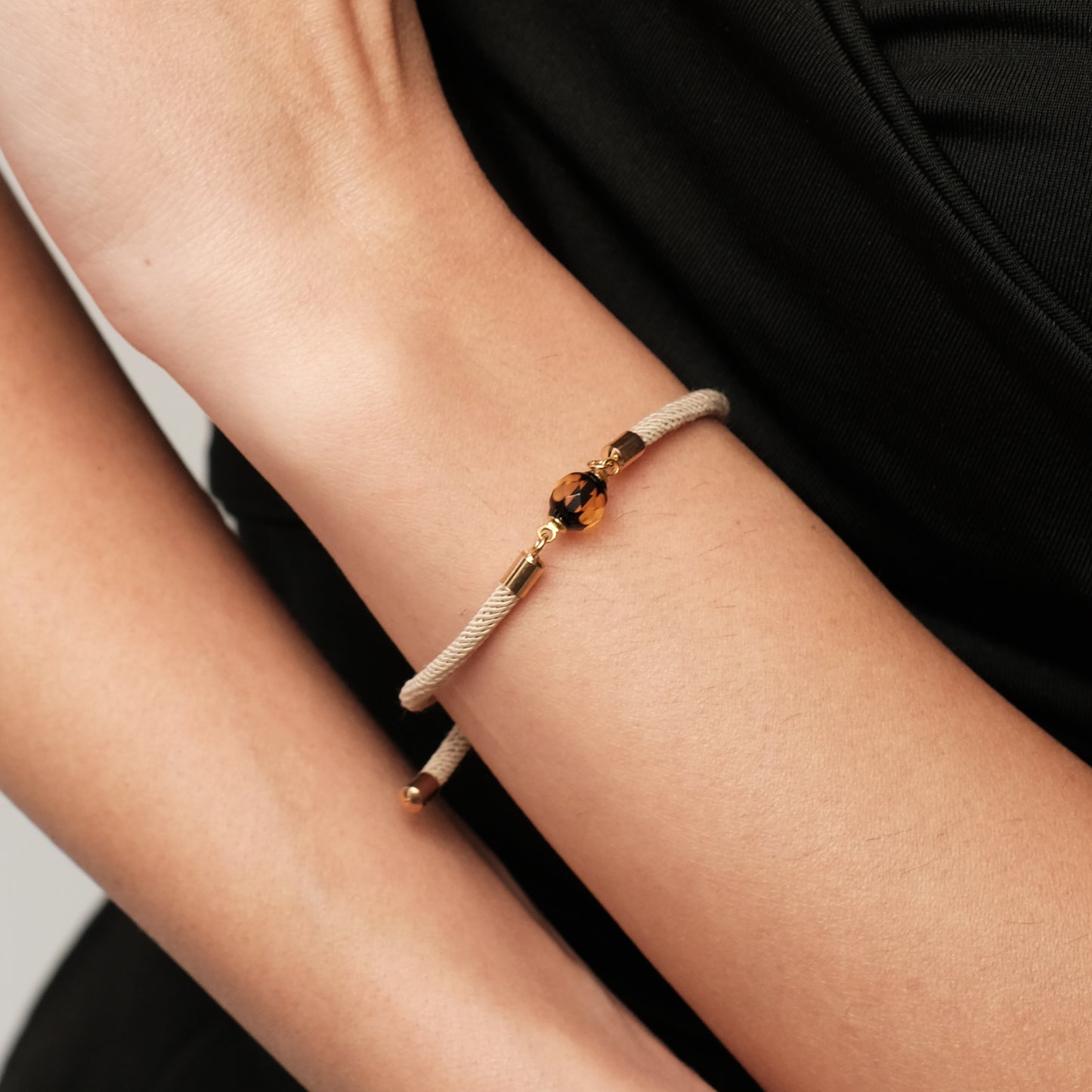 Beež käevõru merevaiguga