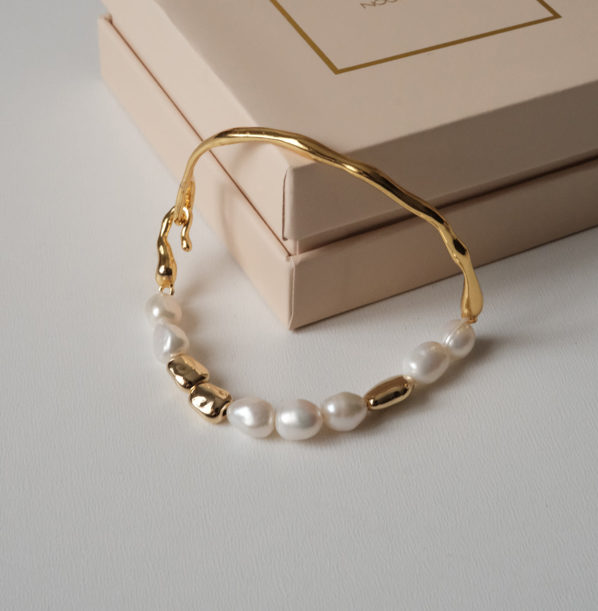 Pearl bracelet with gold plated details "Golden"