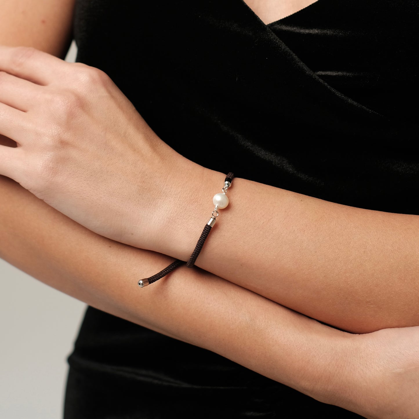 Brown bracelet with natural pearl