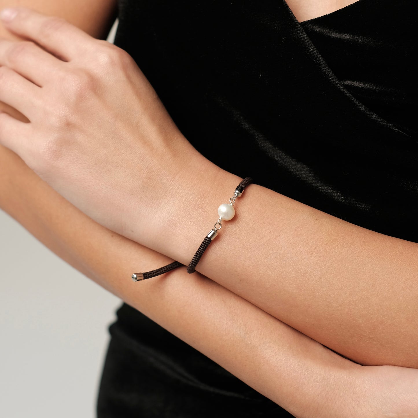 Brown bracelet with natural pearl