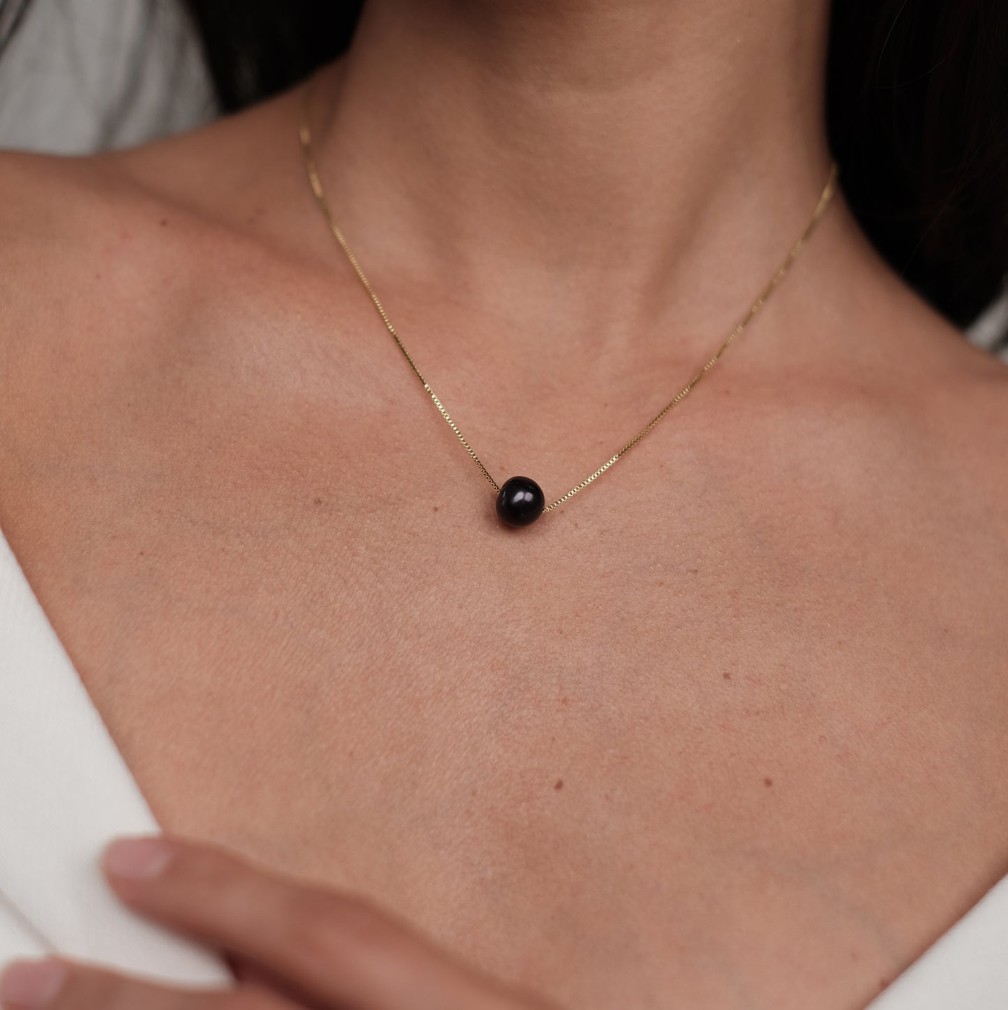 Elegant necklace with dark natural pearl