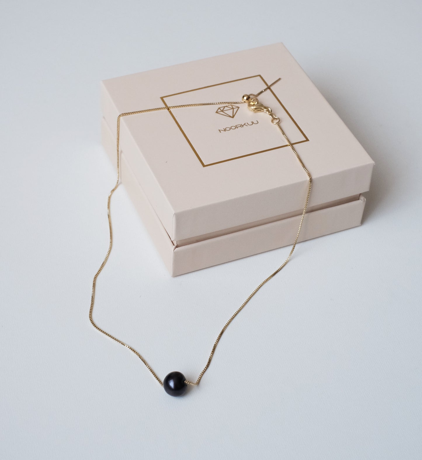 Elegant necklace with dark natural pearl