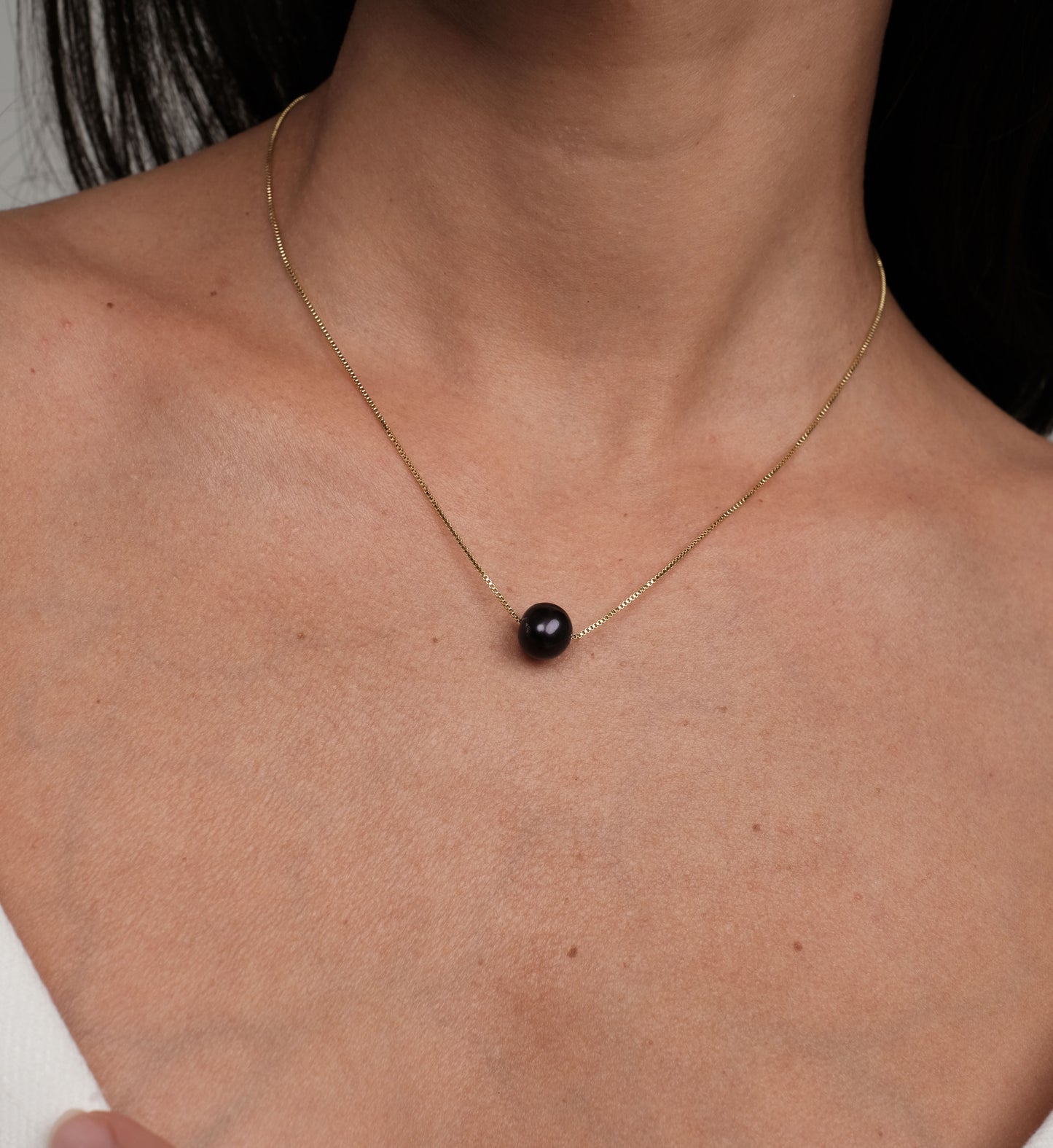 Elegant necklace with dark natural pearl
