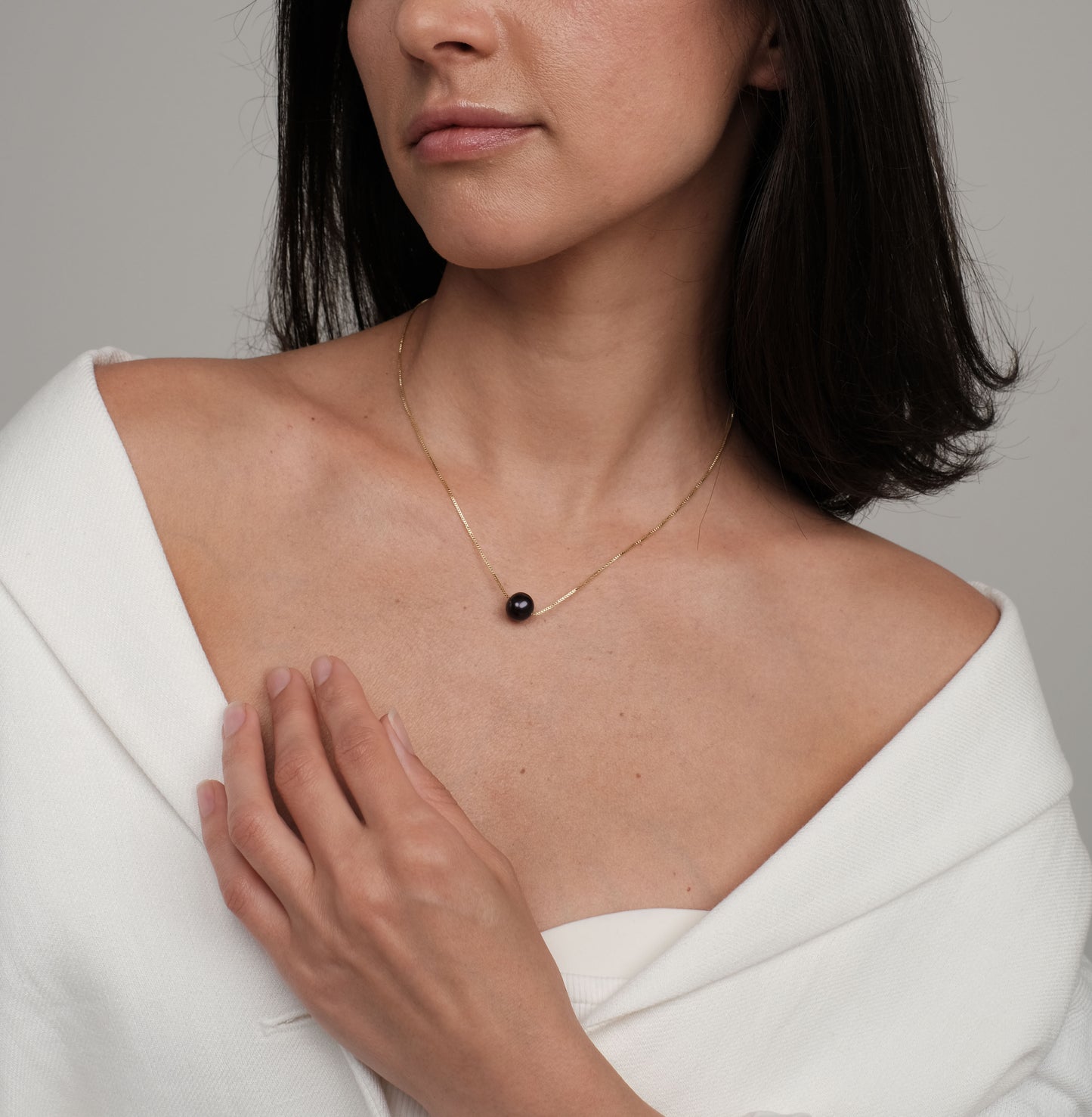 Elegant necklace with dark natural pearl
