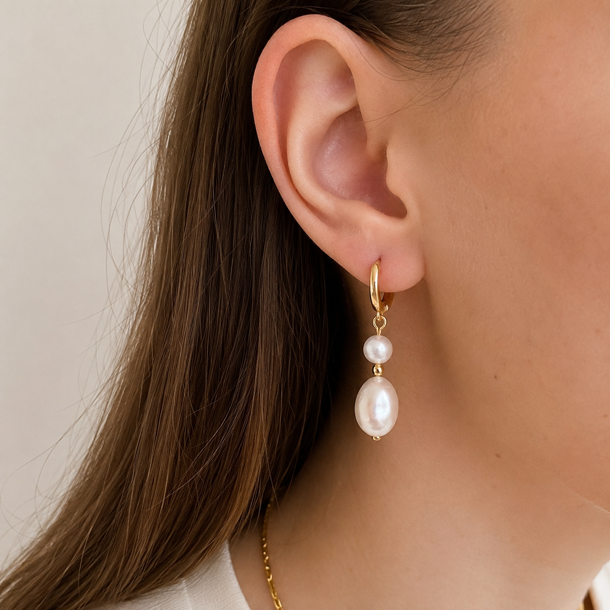 Gold plated earrings with natural pearls