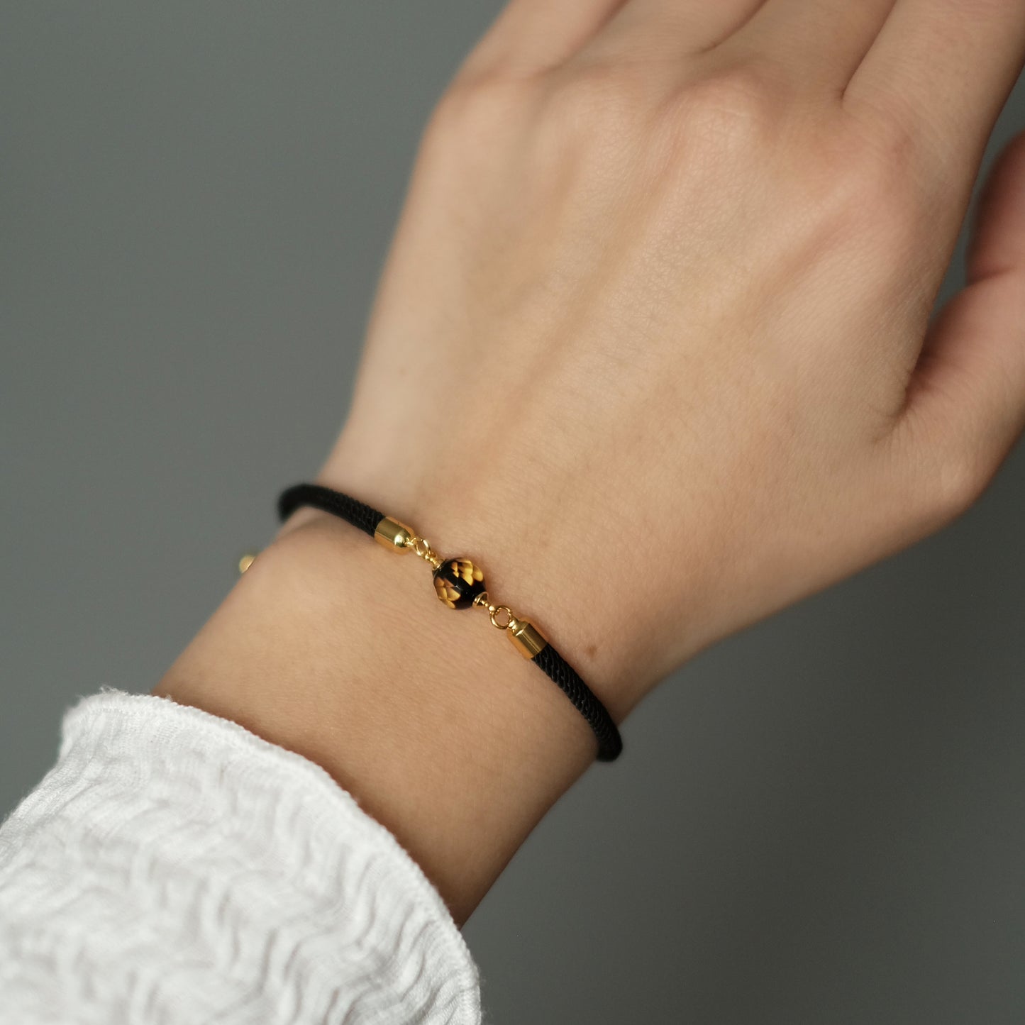 Juoda apyrankė su gintaru