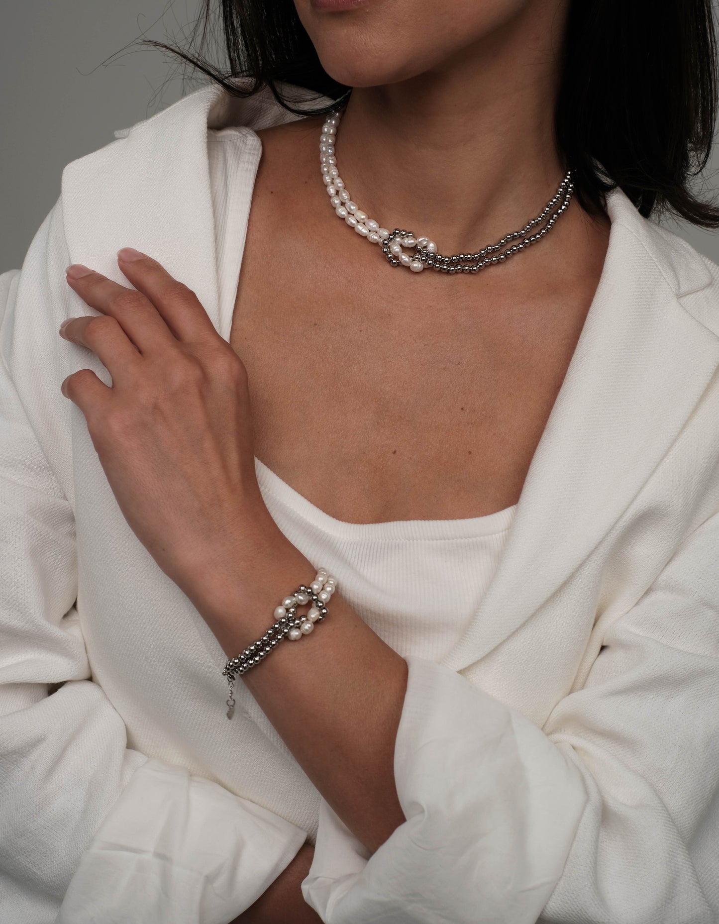 Pearl bracelet with silver plated details "Knot"