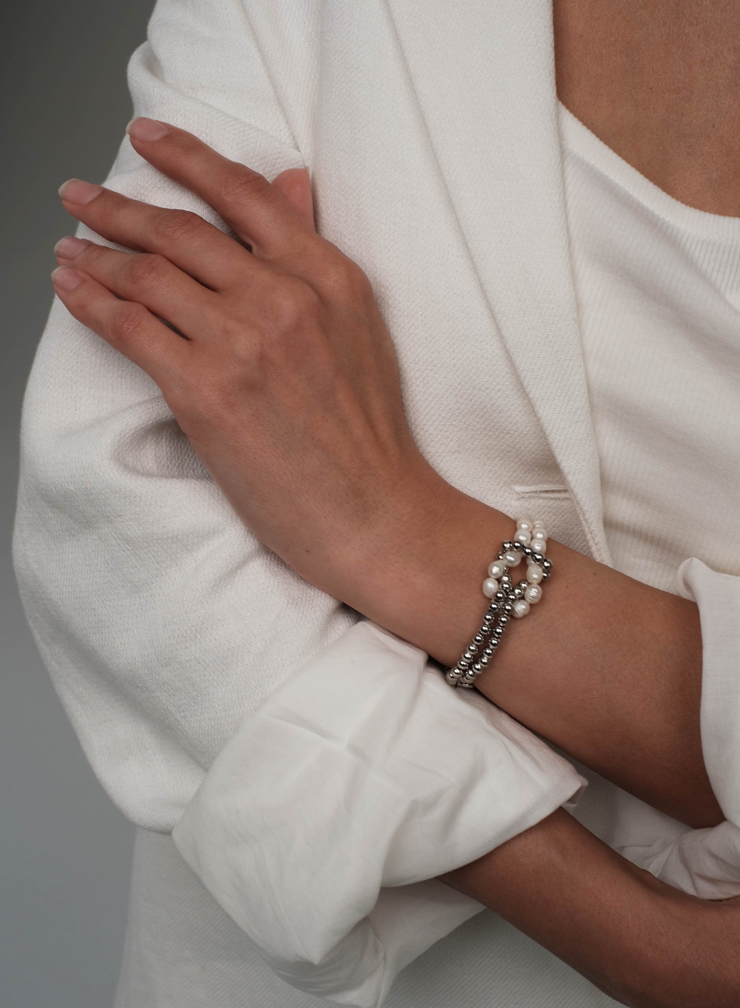 Pearl bracelet with silver plated details "Knot"