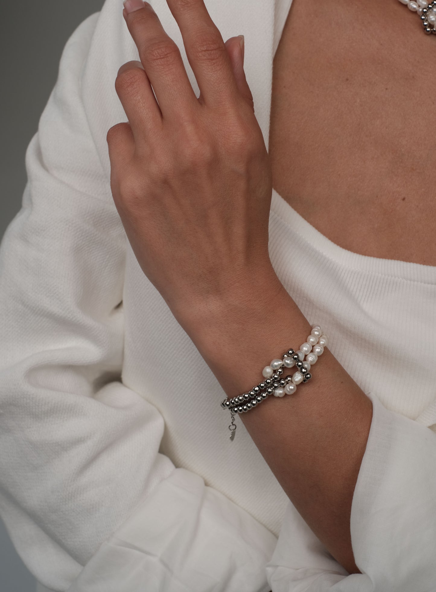 Pearl bracelet with silver plated details "Knot"