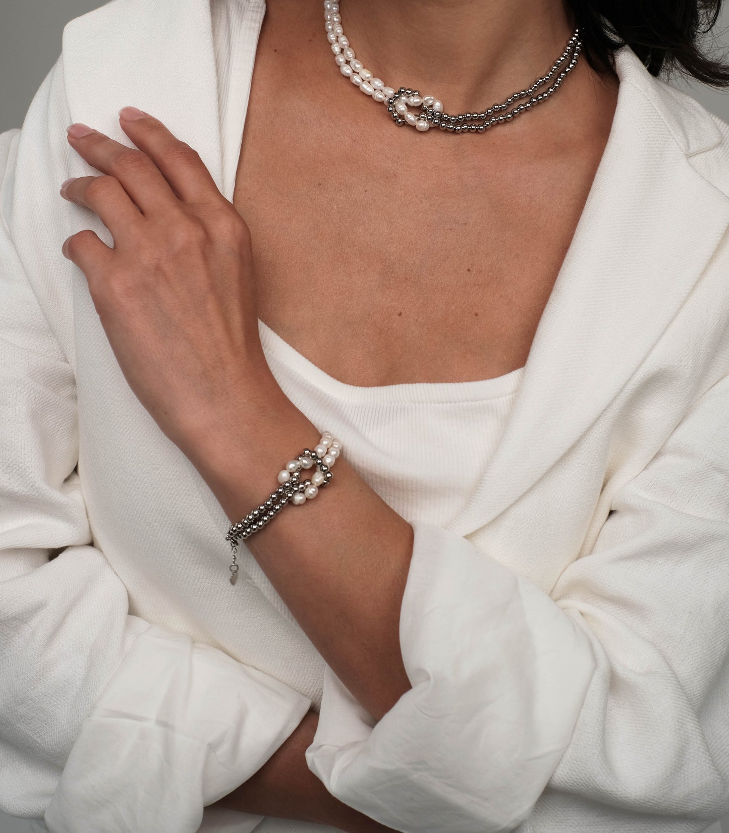 Pearl bracelet with silver plated details "Knot"