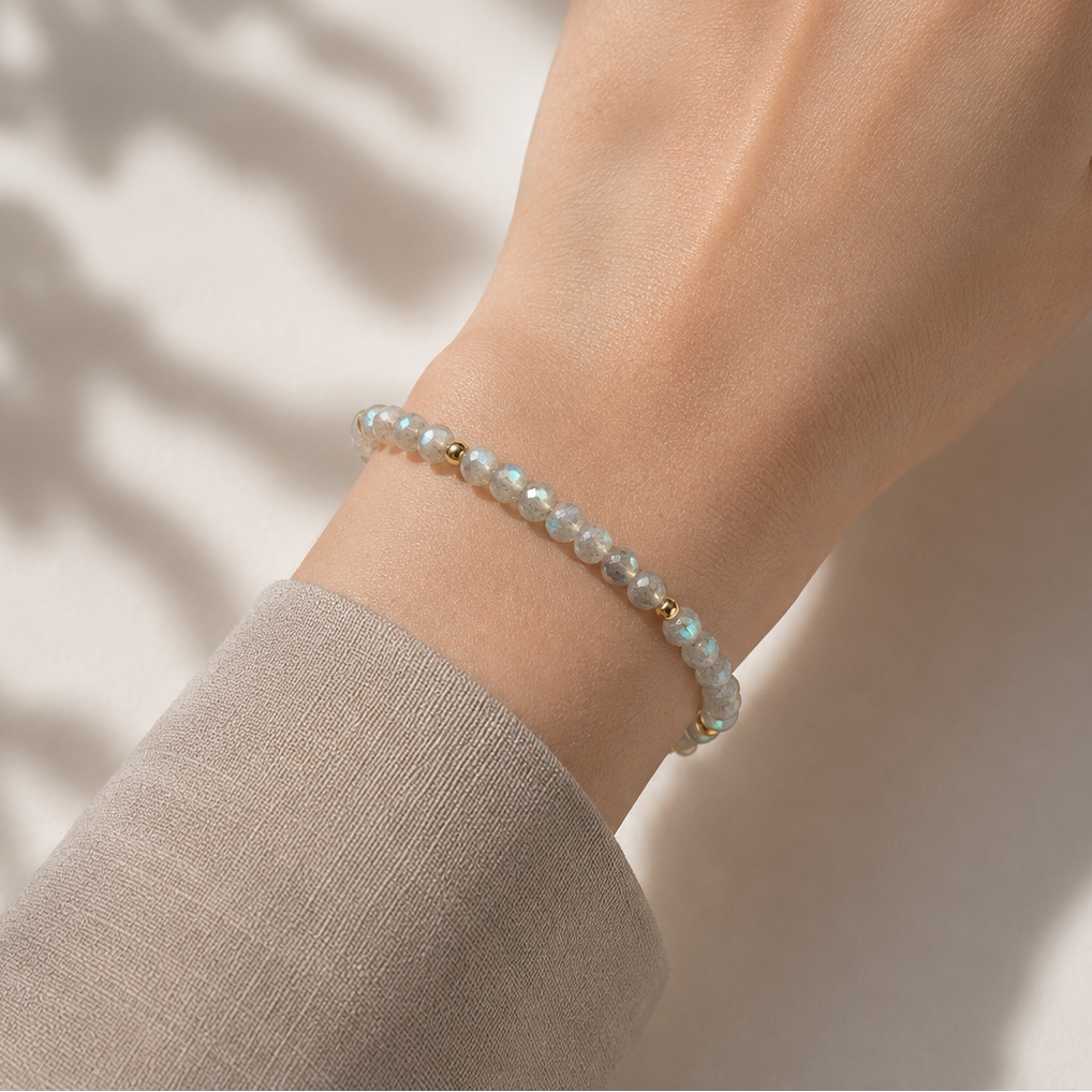 Labradorite bracelet with gold plated / silver details