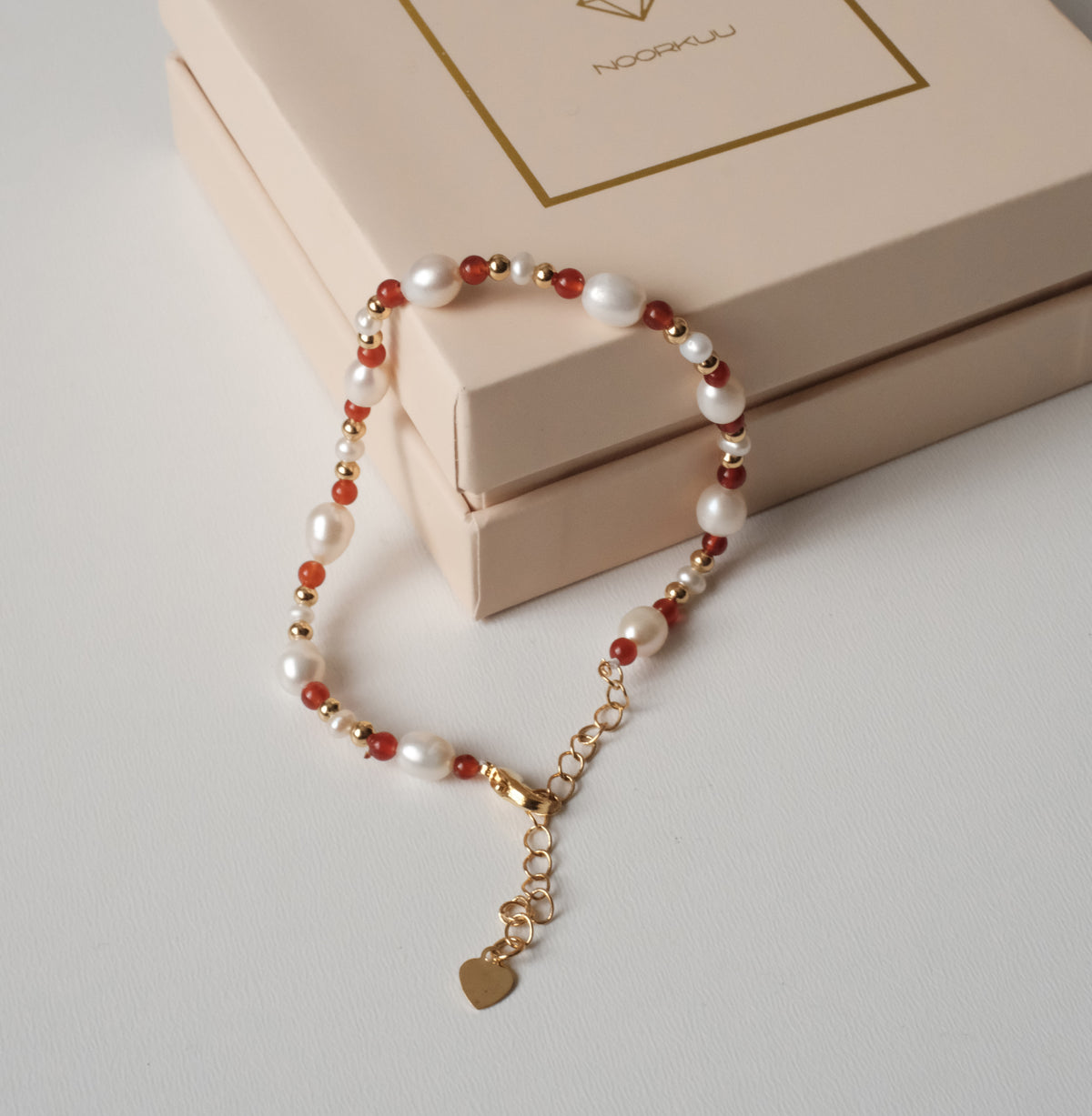 Pärliga käevõru + kullatud detailid "Red bracelet"