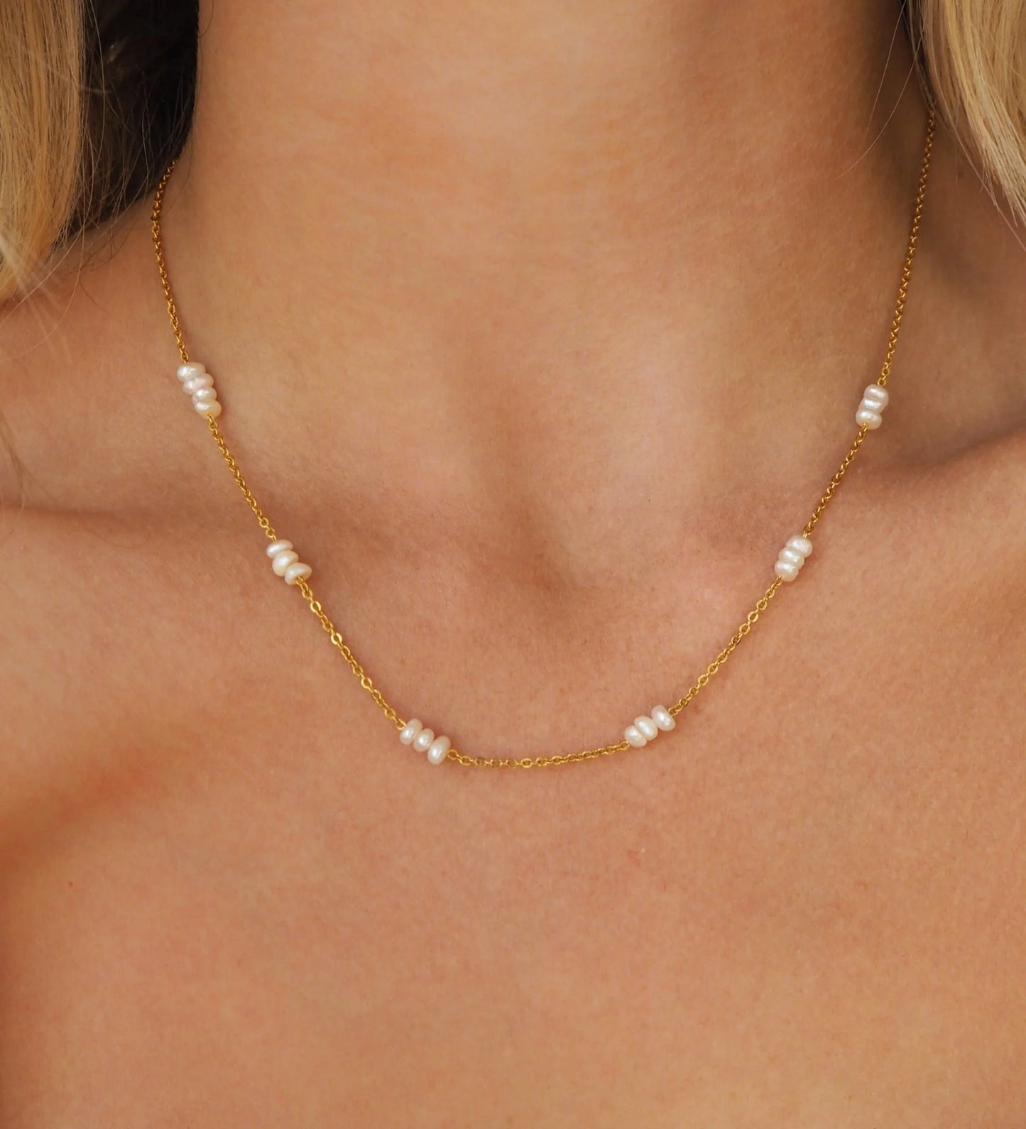 Apzeltīta kaklarota ar dabīgām pērlēm "Anita"