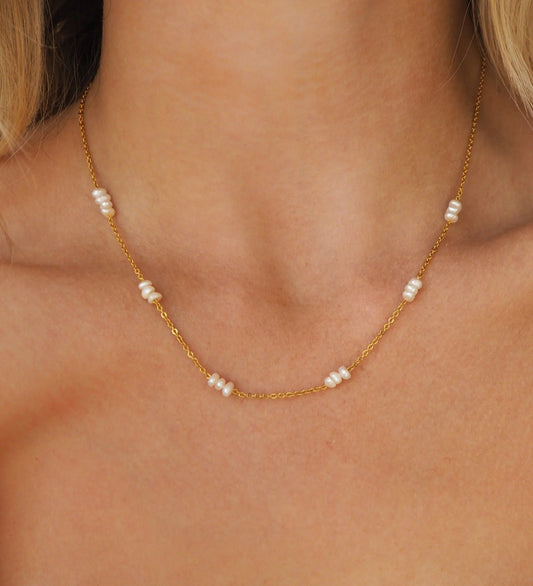 Apzeltīta kaklarota ar dabīgām pērlēm "Anita"