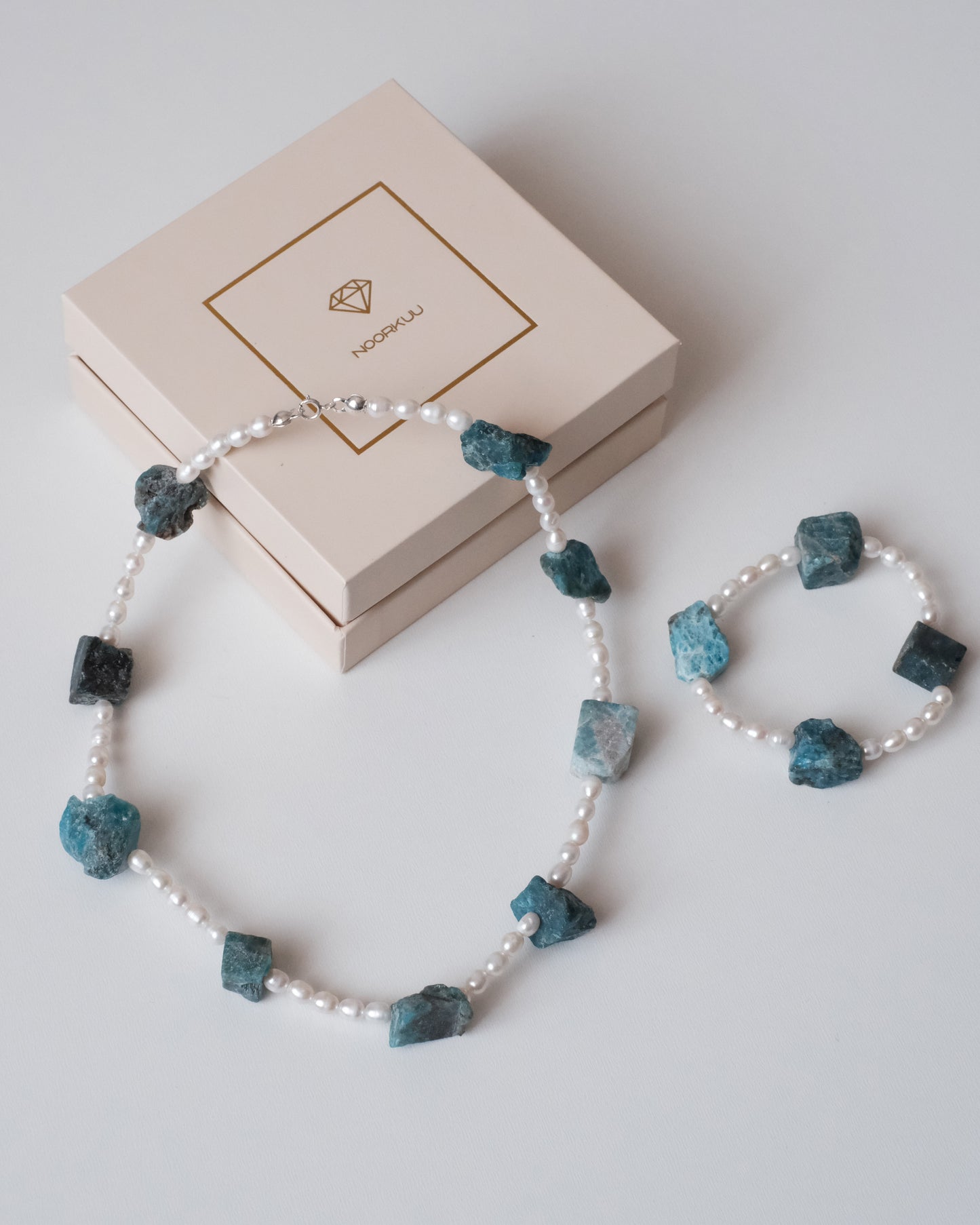 Natural pearl and apatite bracelet "Roy"