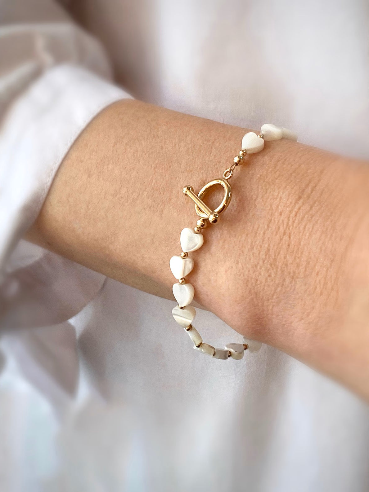 Dabīga perlamutra rokassprādze "Hearts"