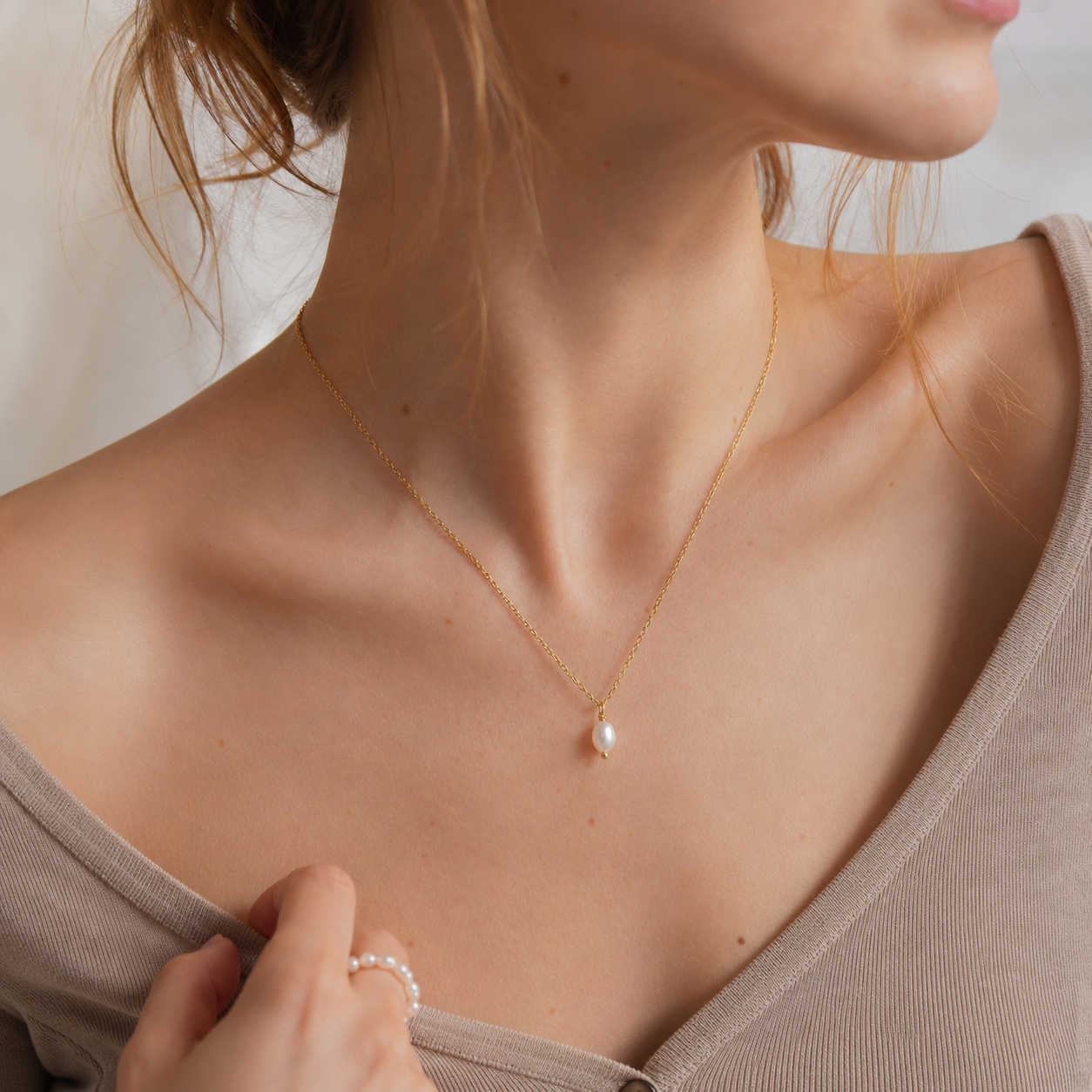 Necklace with natural oval pearl