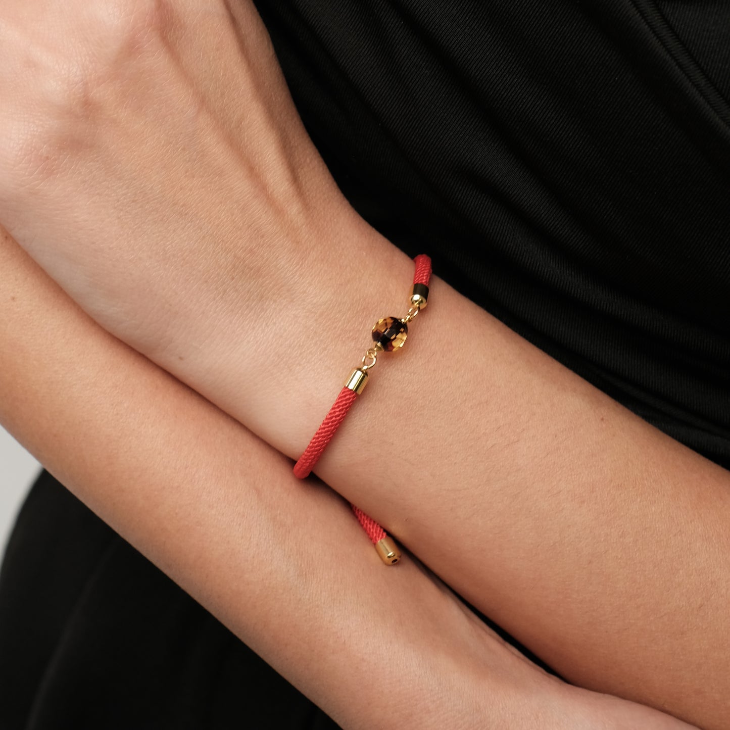 Sarkana rokassprādze ar dzintaru