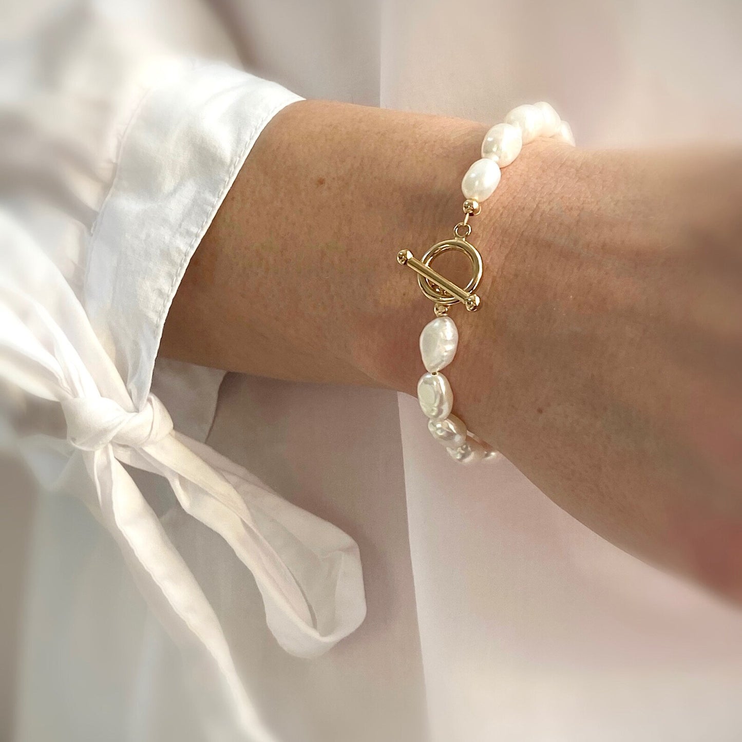 Gold plated bracelet with natural pearl "Roundy"