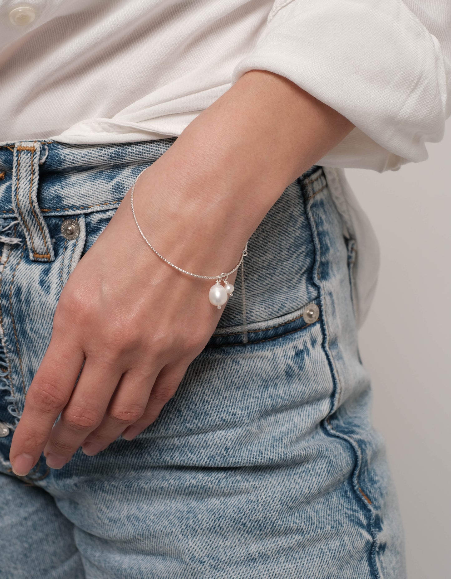 Pērļu rokassprādze ar apsudrabotām detaļām