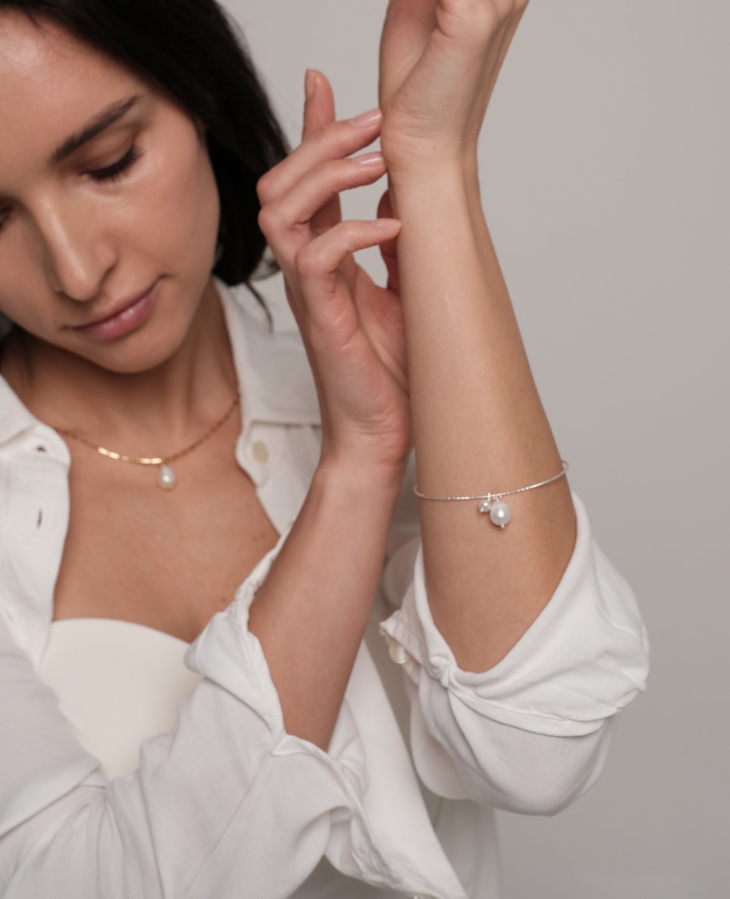 Pērļu rokassprādze ar apsudrabotām detaļām