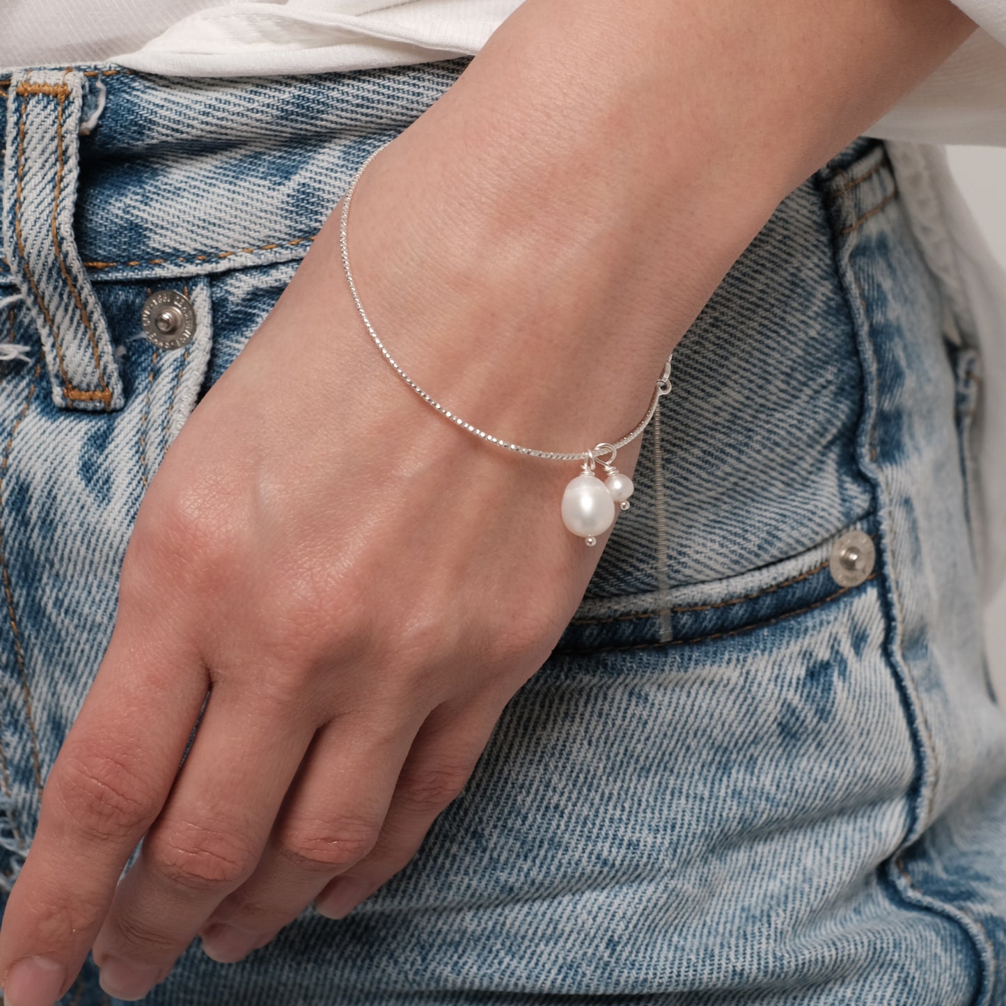 Pērļu rokassprādze ar apsudrabotām detaļām