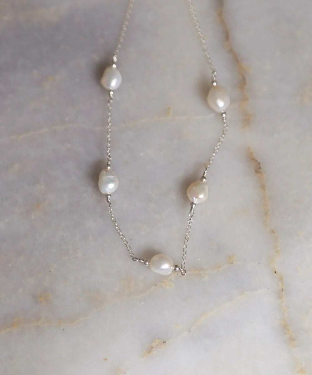 Sidabrinė grandinėlė su natūraliais perlais