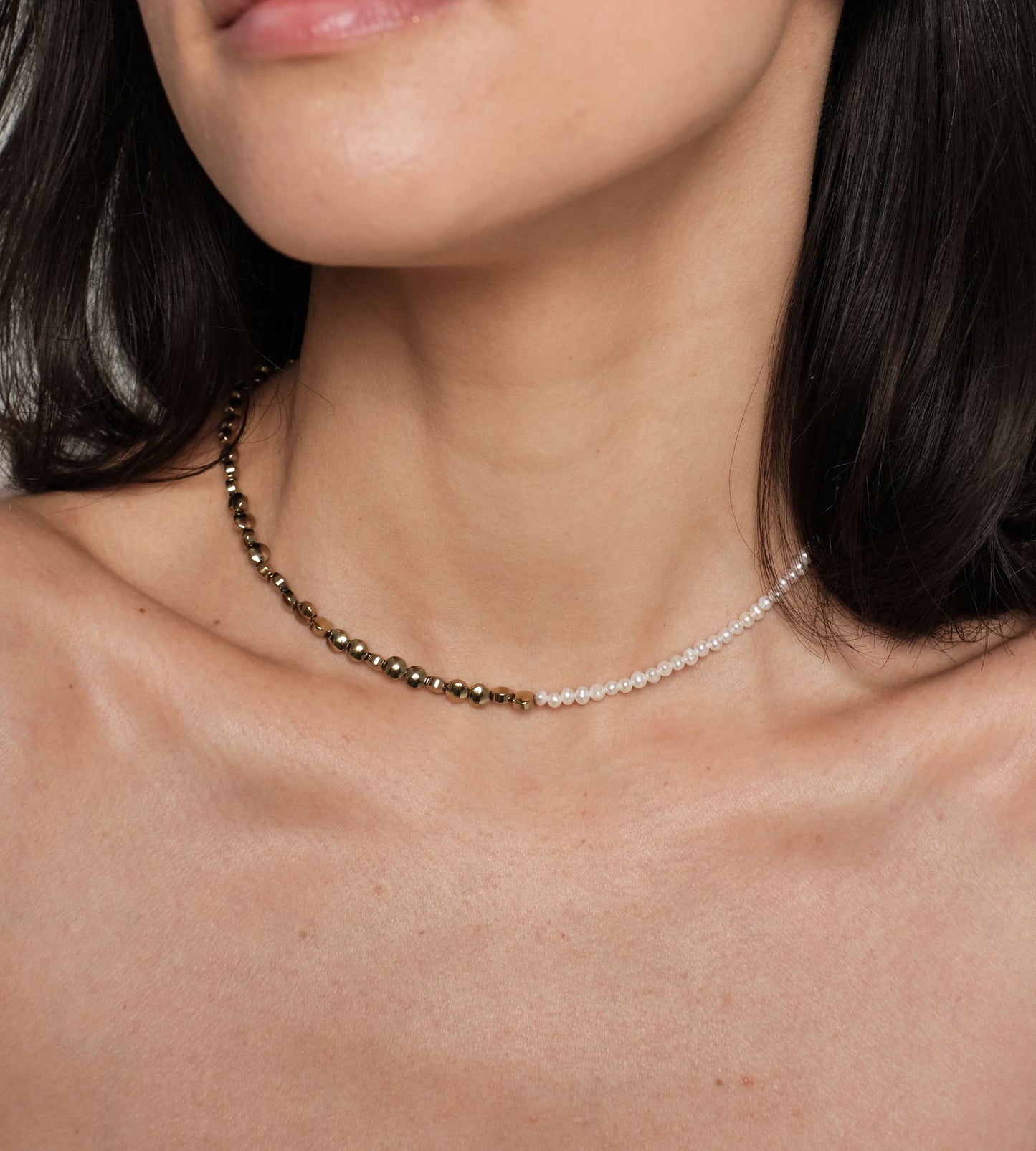 Natūralių perlų ir hematito vėrinys "Tiny"