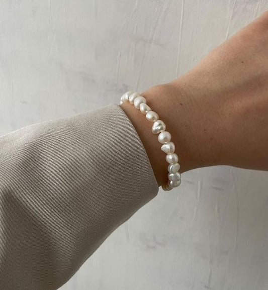 Natural Baroque pearl bracelet on elalstic band
