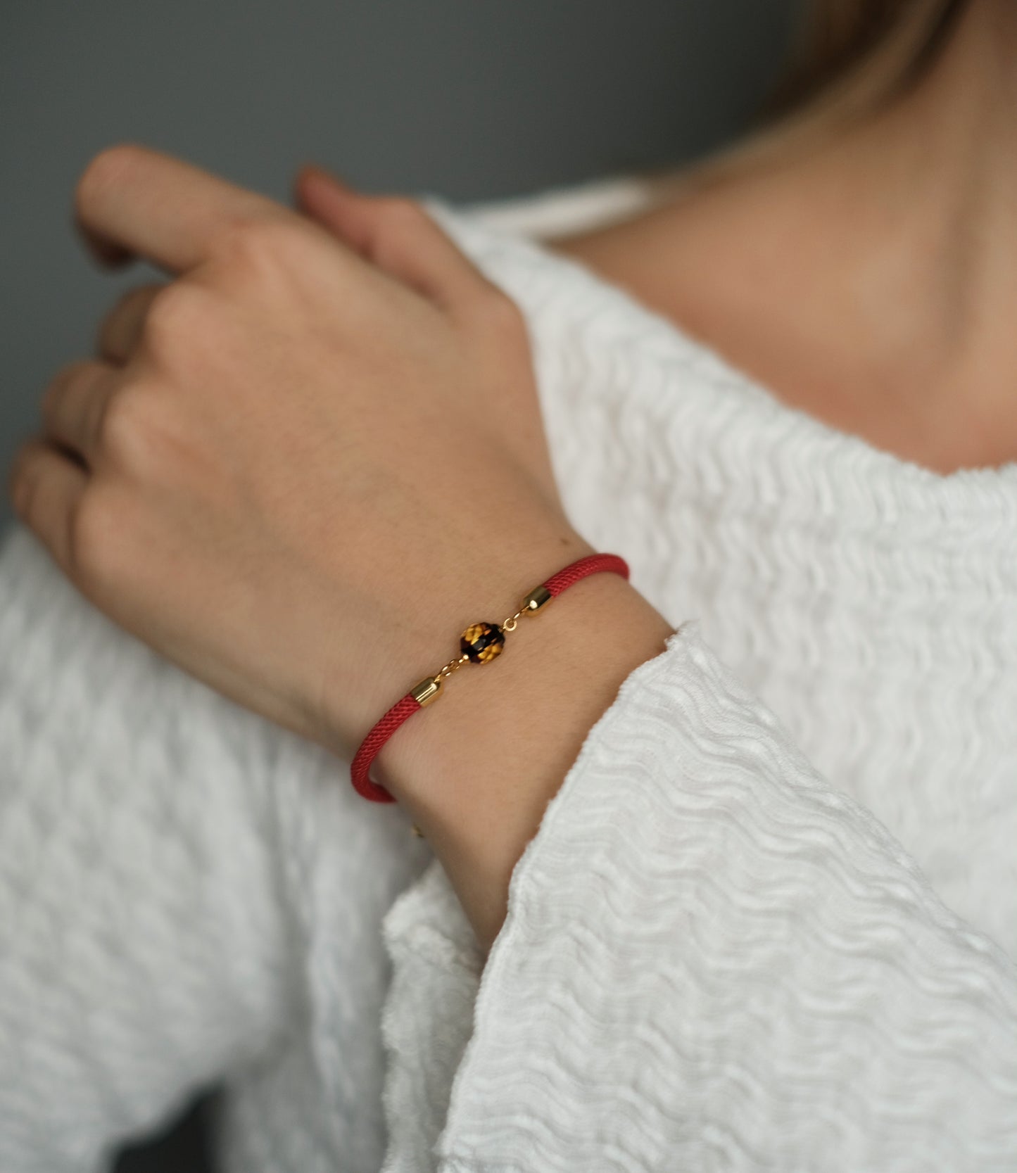 Punane käevõru merevaiguga