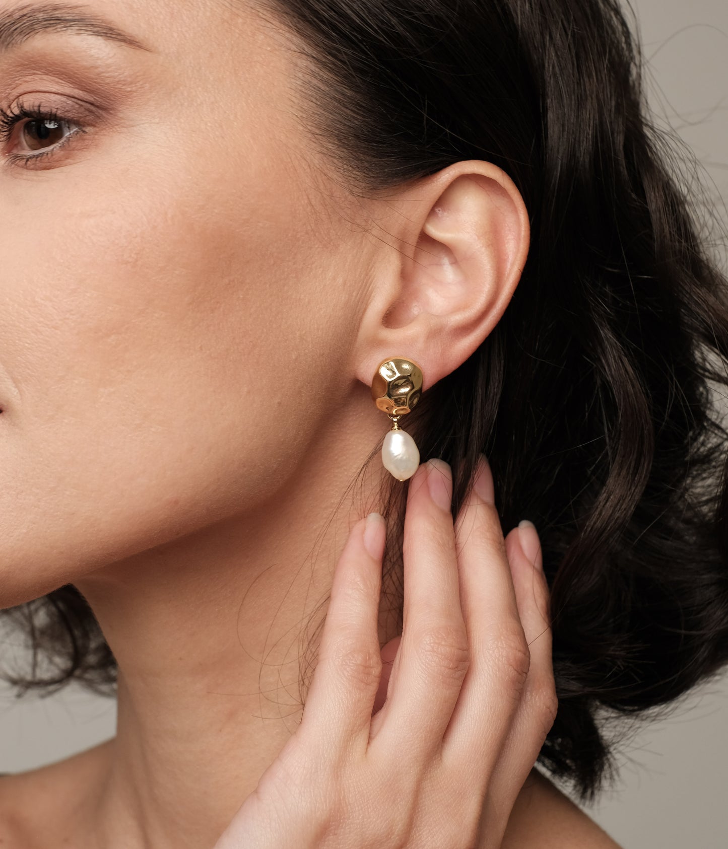 Apzeltīti auskari ar dabīgām pērlēm "Eriline"