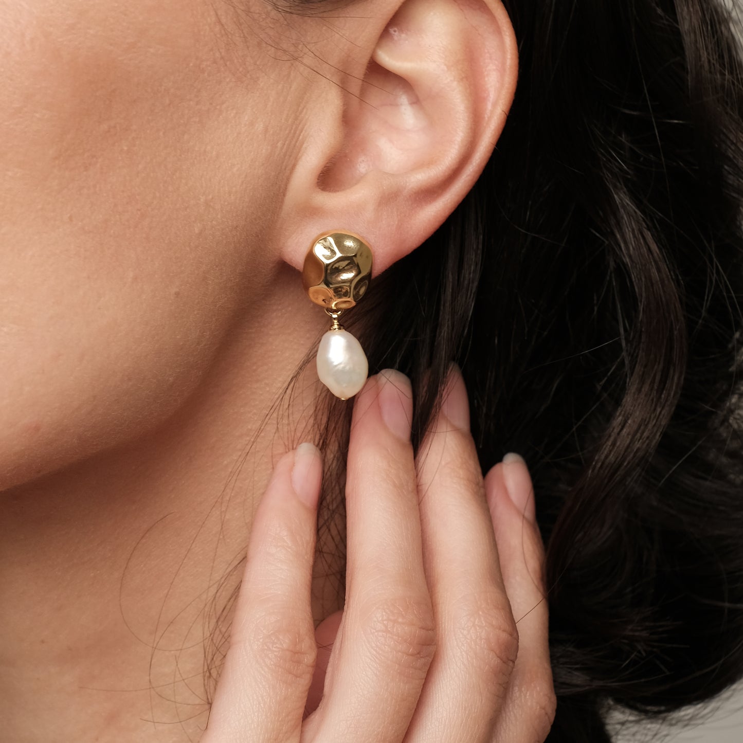 Apzeltīti auskari ar dabīgām pērlēm "Eriline"