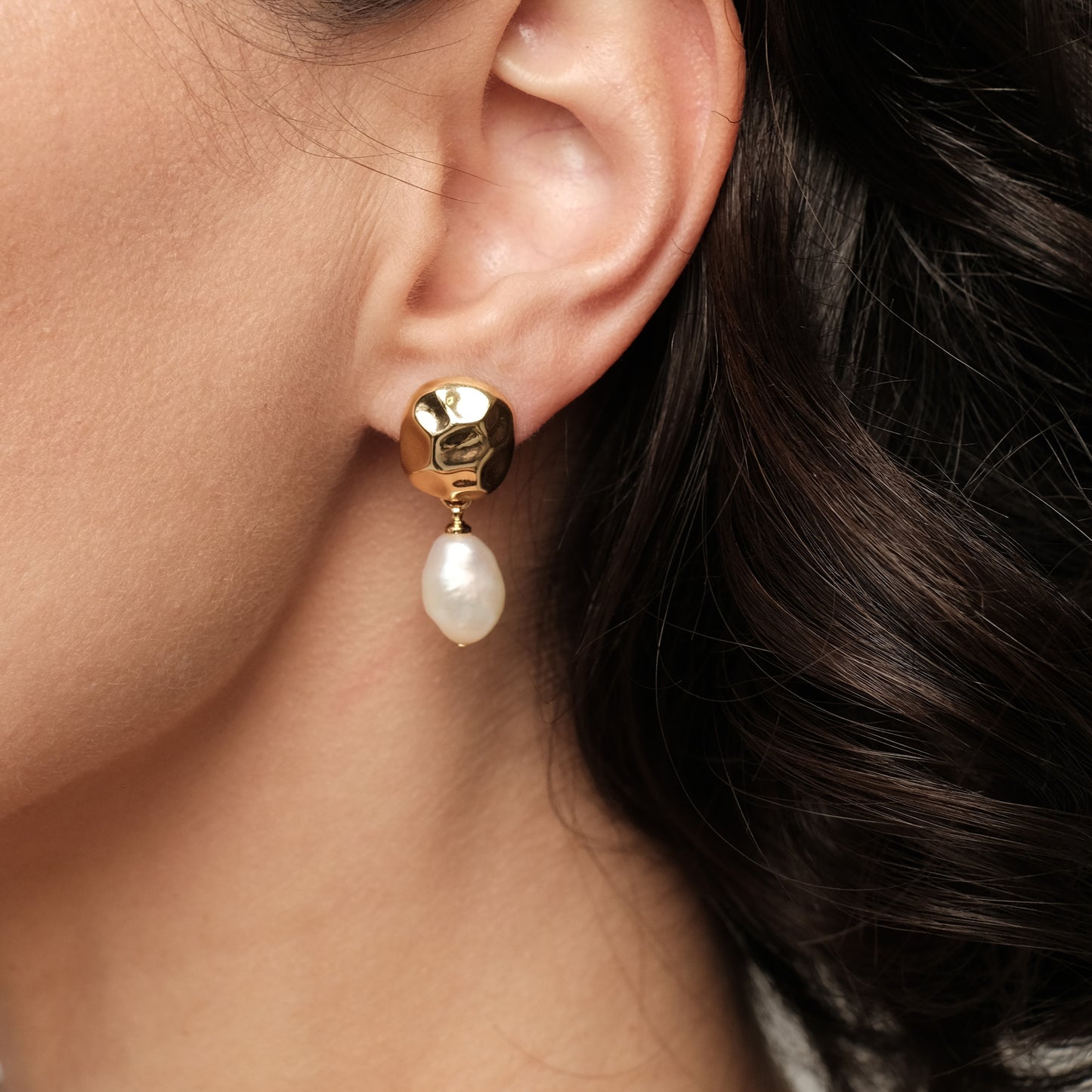 Apzeltīti auskari ar dabīgām pērlēm "Eriline"