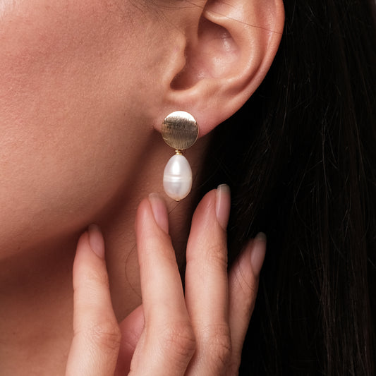 Gold plated earrings with natural pearls