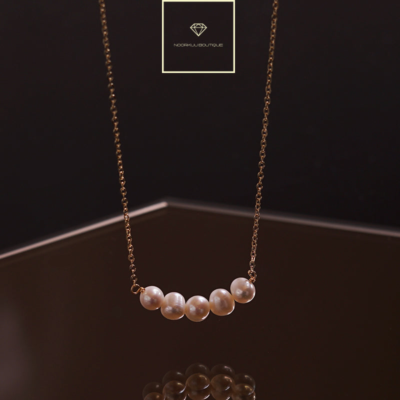 Gold plated necklace with 5 natural pearls