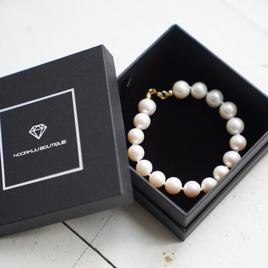 Luxurious pearl bracelet with gold plated silver details