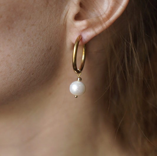 Gold plated earrings with natural pearls