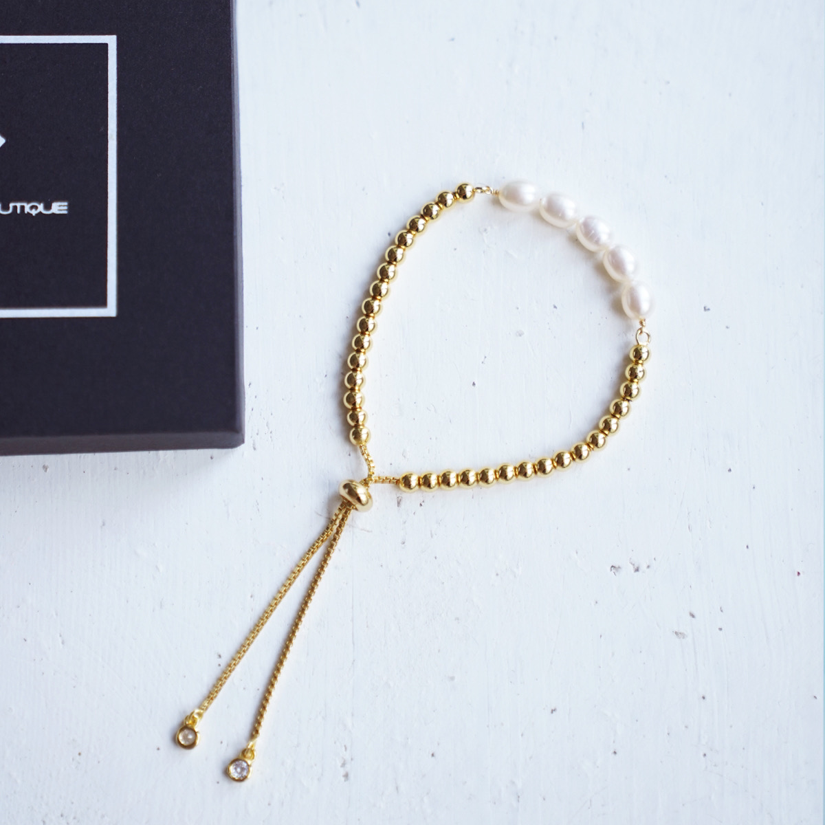 Natural pearl bracelet with adjustable length