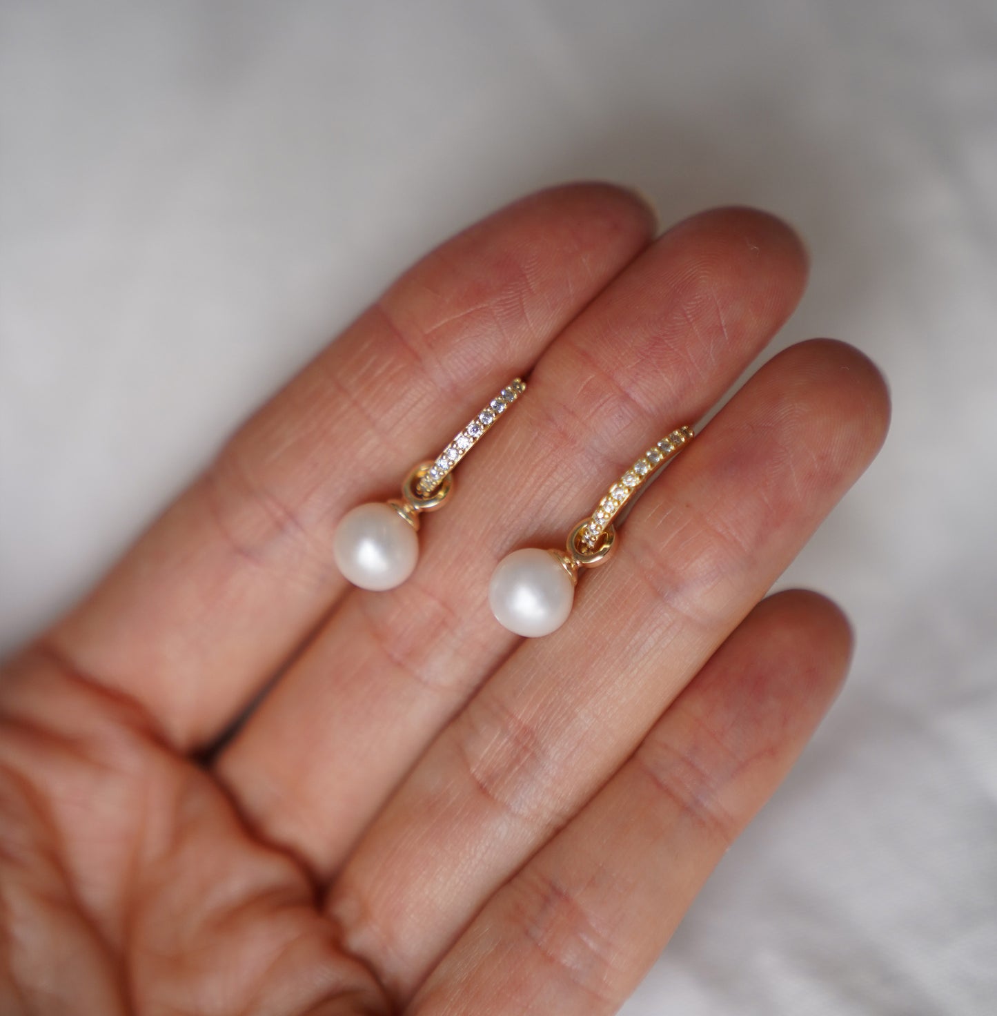 Paauksuoto sidabro auskarai su gėlavandeniais perlais. DU VIENAME