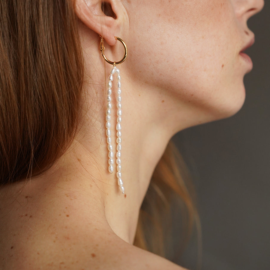 Asimetriški auskarai su natūraliais perlais. DU VIENAME