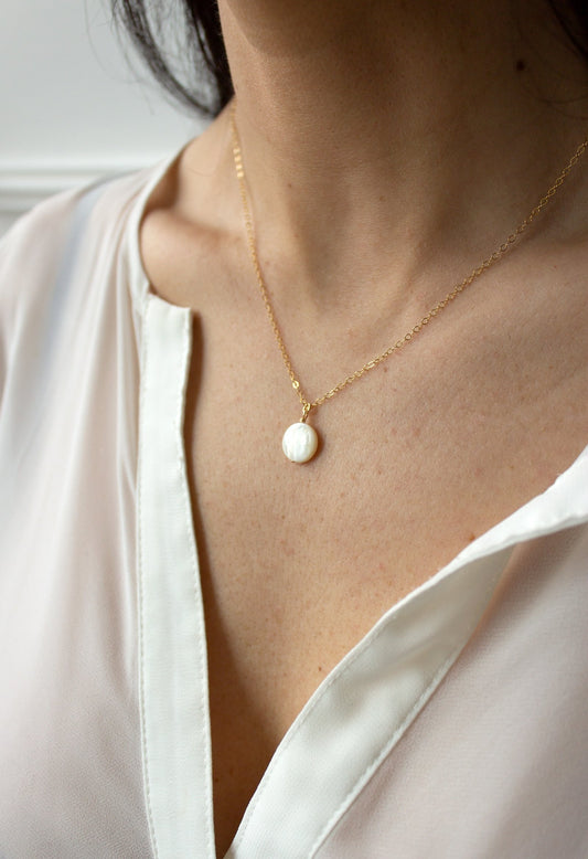 Necklace with natural pearl