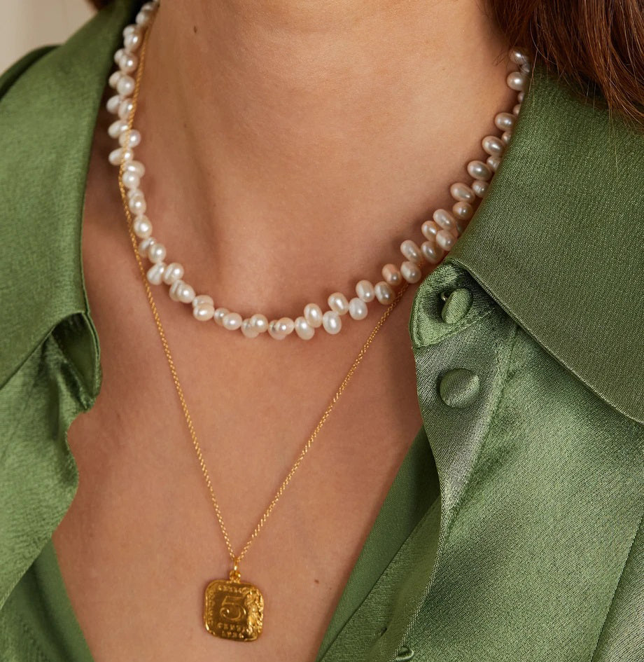 Natūralių perlų vėrinys su paauksuotomis sidabro detalėmis