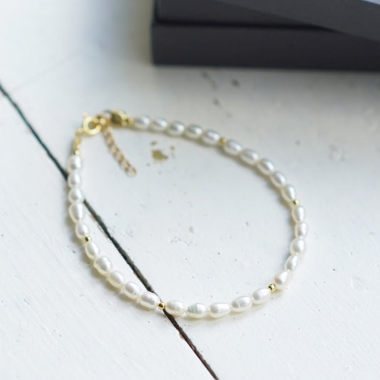 Pearl bracelet with gold plated sterling silver details