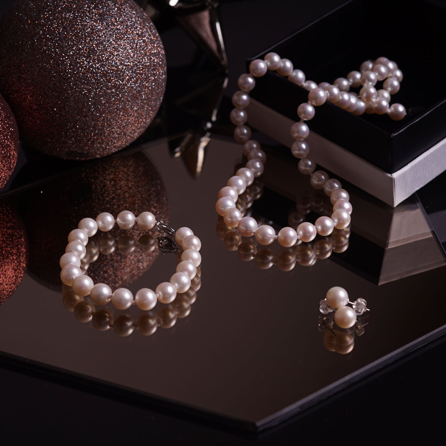 Komplektas: natūralių perlų vėrinys, apyrankė ir auskarai