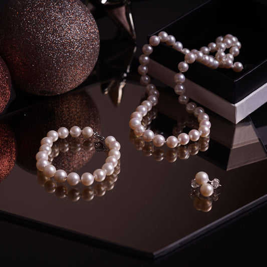 Komplektas: natūralių perlų vėrinys, apyrankė ir auskarai